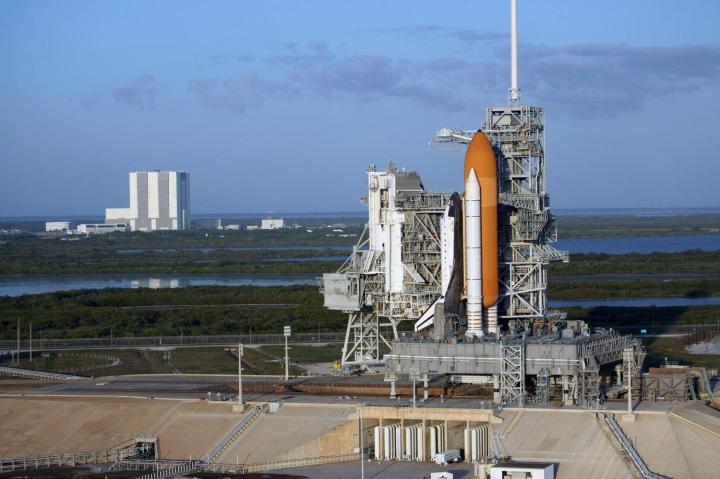 अंटलांटीस अंतरिक्ष शटल अपने अंतिम उड़ान के लिए प्रक्षेपण स्थल की ओर जाता हुआ। पृष्ठभूमि मे दिख रही इमारत अंतरिक्ष शटल निर्माण केन्द्र है।